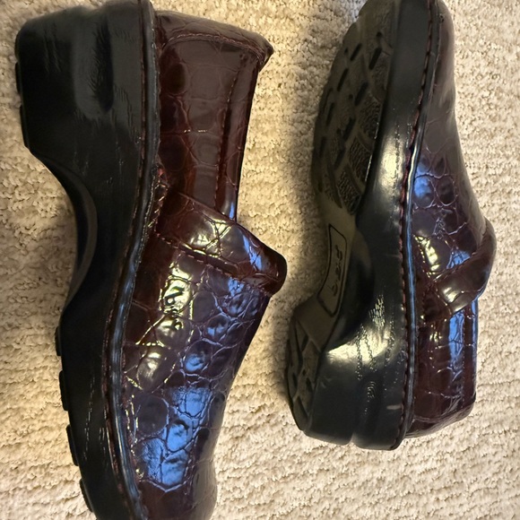 b.o.c Born Burgundy Faux Leather Croc Reptile Closed Back Clogs Size 7.5 Slip On - Picture 3 of 10